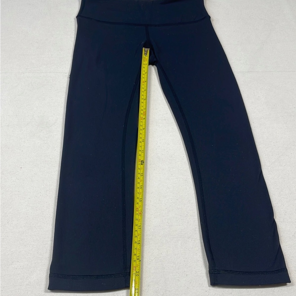 Lululemon Athletica Sz4 Black 21' crop legging SMALL HOLE - Picture 2 of 12